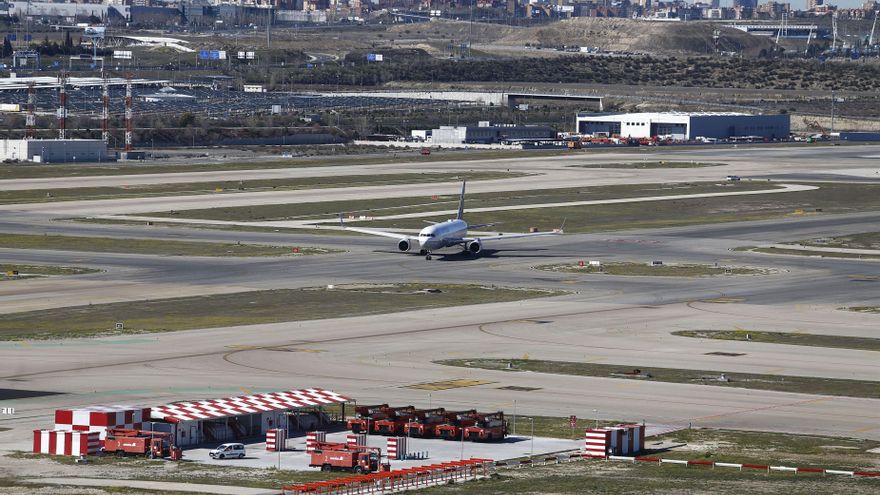 Archivo - Aeropuerto Barajas, pista de aterrizaje y despegue, pista, vista del aeropuerto de Barajas desde la torre de control, avión de aerolíneas Unided