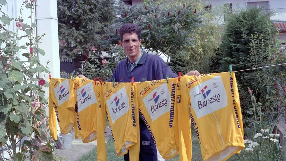 El ciclista Miguel Indurain posa con maillots amarillos al lograr su quinto Tour de Francia. 