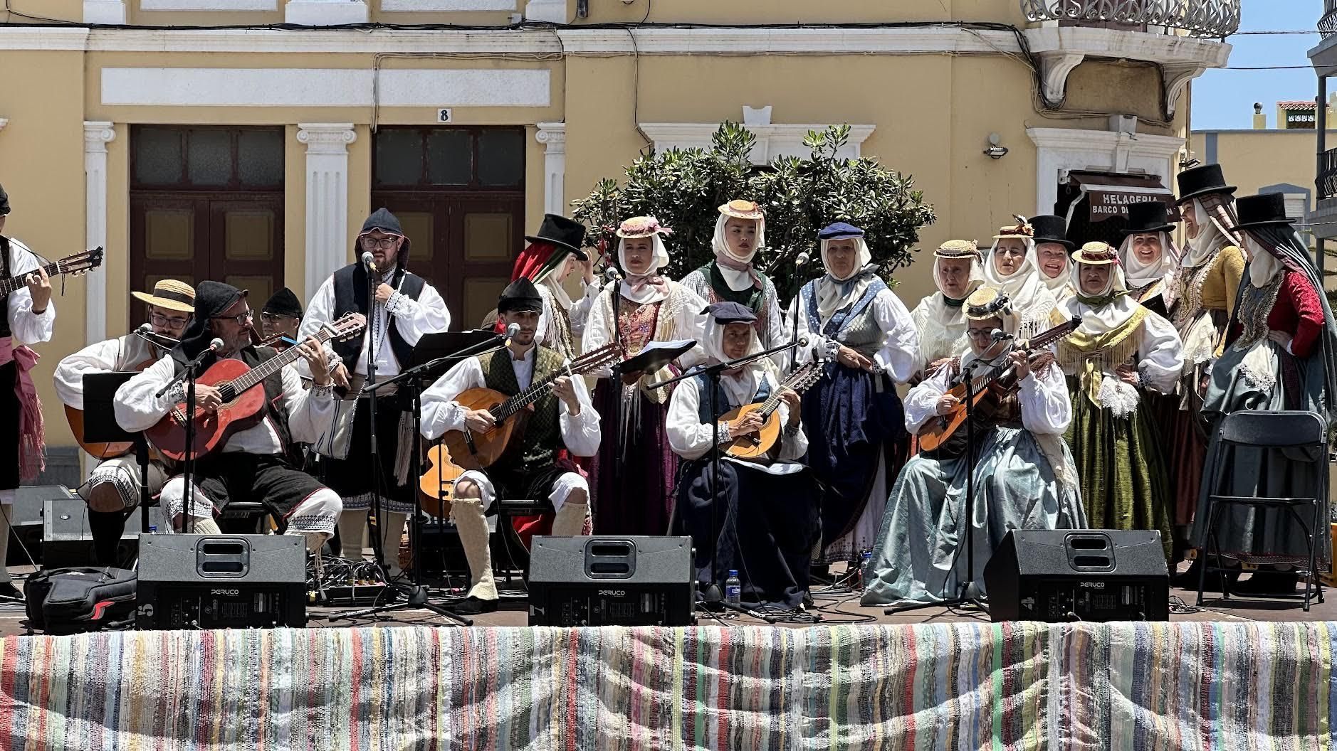 Santa Cruz de La Palma ensalza el folclore popular y sus tradiciones en el Día de Canarias.