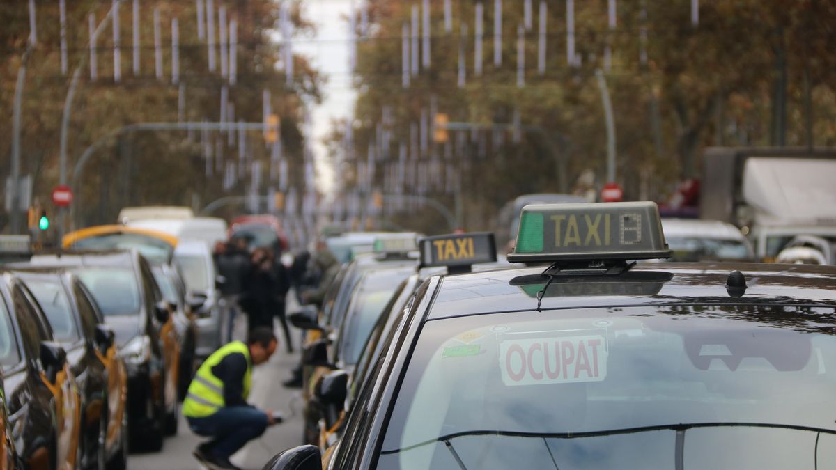 Decenas de taxistas cortan la Gran Via de Barcelona para denunciar el "expolio" de Uber