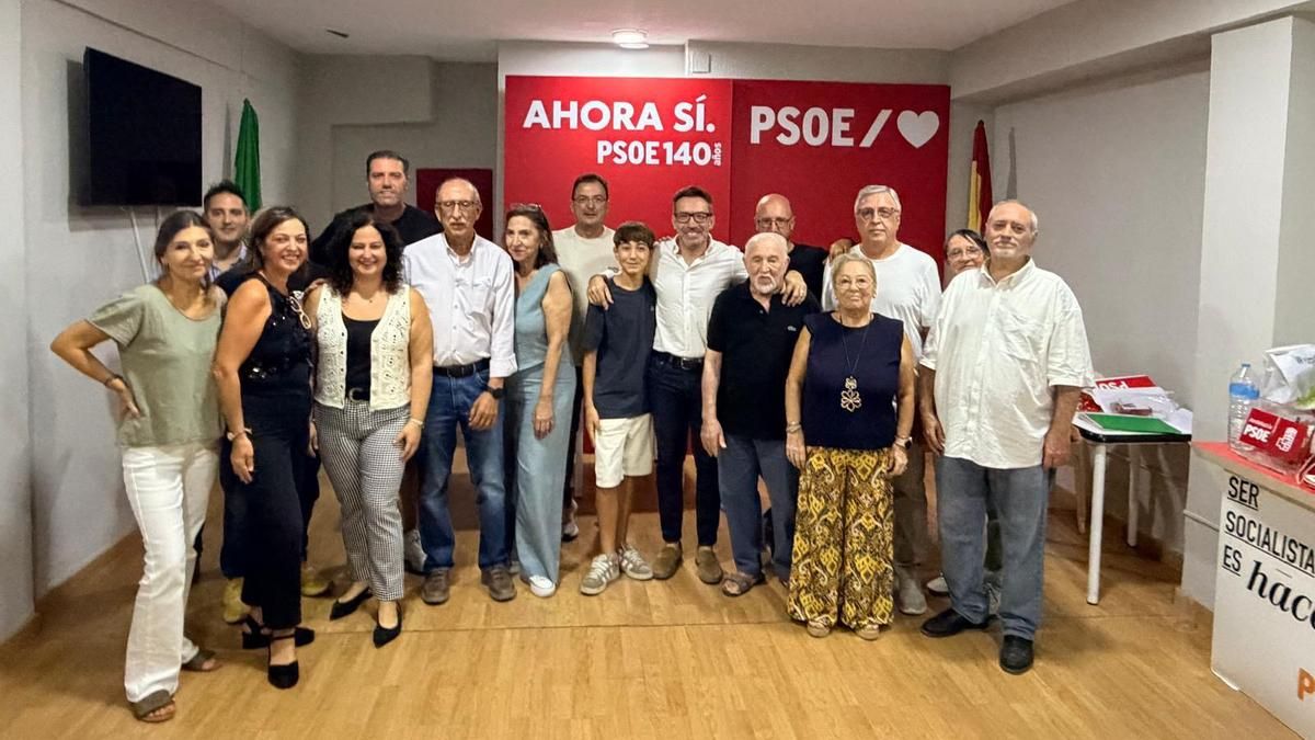 Romero, en la sede del PSOE con parte de sus apoyos.