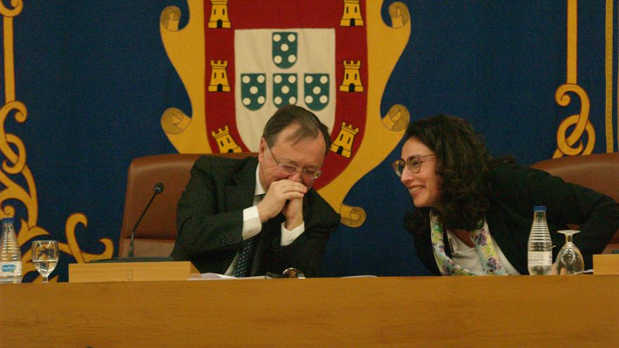 El presidente de Ceuta, Juan Vivas, y una de las consejeras musulmanas de su Gobierno, Dunia Mohamed.