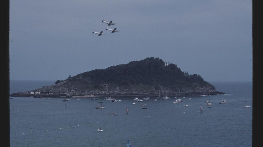 Tres avionetas, en una exhibición sobre la isla de Santa Clara celebrada durante las fiestas de 1988