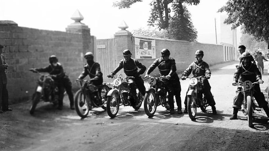 Algunos de los participantes en la prueba de motocrós celebrada el 5 de agosto de 1955