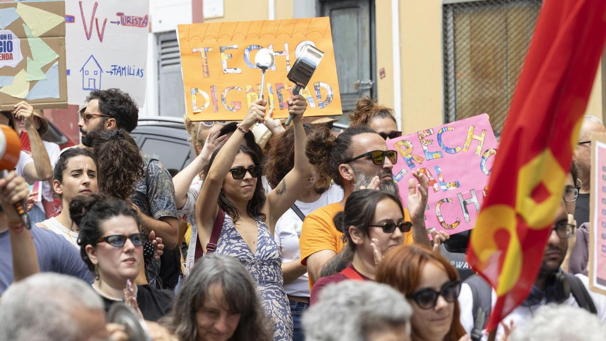 Más de 600 personas se han manifestado este sábado por las calles de la zona de Schamann de Las Palmas de Gran Canaria, según la cifra facilitada por los convocantes de la protesta organizada por el colectivo Derecho al Techo, para exigir una vivienda digna y la defensa de los barrios. EFE