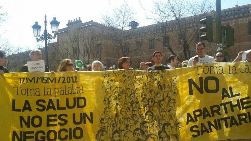 Un momento del escrache en la sede de Capio Sanidad