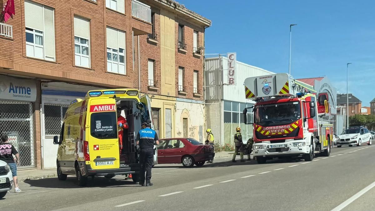 Hospitalizado un hombre herido por la caída de cascotes en la avenida de Antibióticos de León