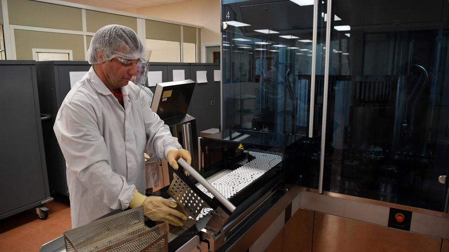 Reino Unido aprueba el uso de la vacuna de Oxford y AstraZeneca