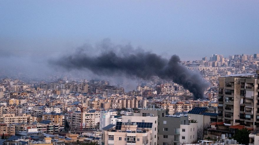 Beirut amanece con columnas de humo tras los bombardeos israelíes que han sacudido el suburbio sur de Dahye durante toda la noche.