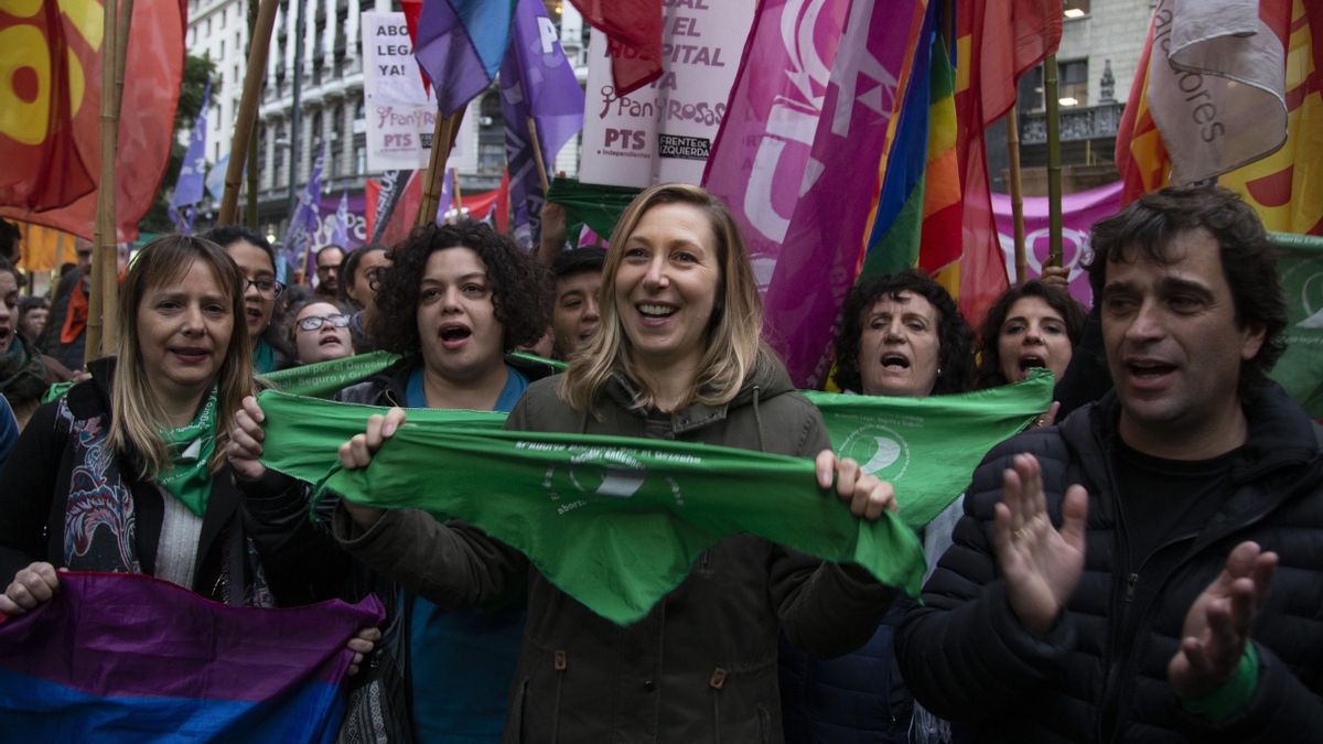 Myriam Bregman en una marcha por la legalización del aborto