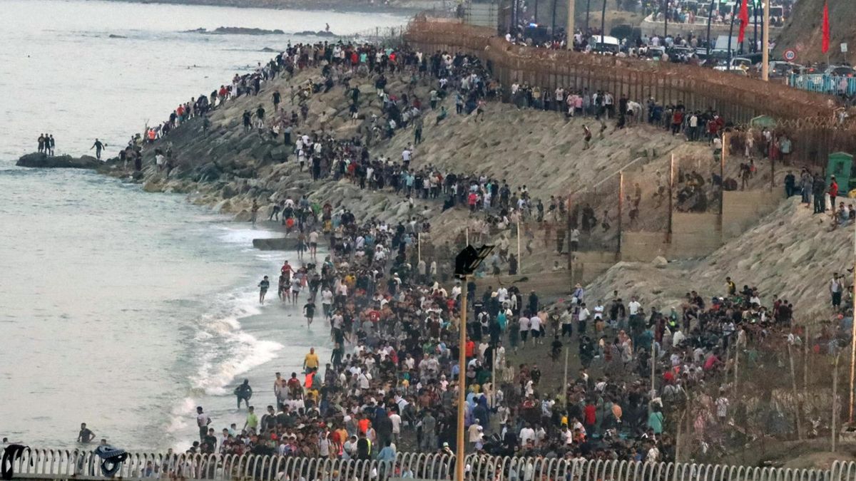Última hora de la entrada de migrantes a Ceuta, en directo: al menos 15 muertos en el intento de llegada a España