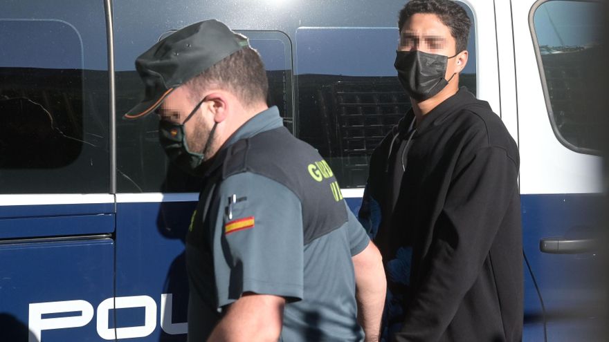 Uno de los investigados por la muerte de Samuel Luiz acude, esposado y acompañado de un agente de la Policía Nacional, al Juzgado de Instrucción número 8 de A Coruña, a 16 de julio de 2021