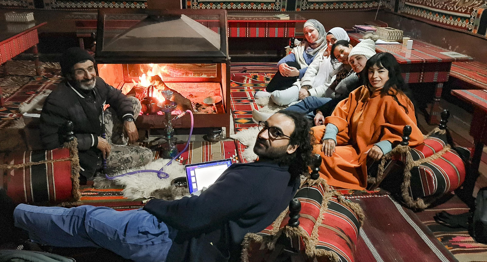 07 Sesión de trabajo en la jaima