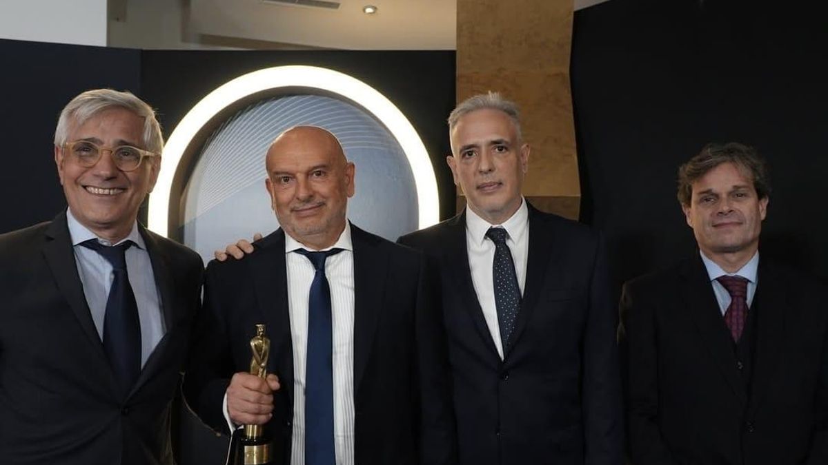Esteban Leguizamo y Carlos Zamparolo durante al entrega de los Martín Fierro de Salud. Recibieron el premio por la app Mi PAMI.