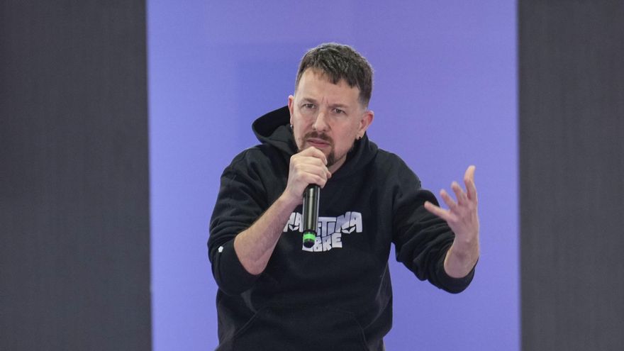 El ex líder de Podemos Pablo Iglesias participa en la quinta asamblea estatal de Podemos celebrada este viernes en Marid, donde elegirá al líder del partido y aprobará los documentos político y organizativo.