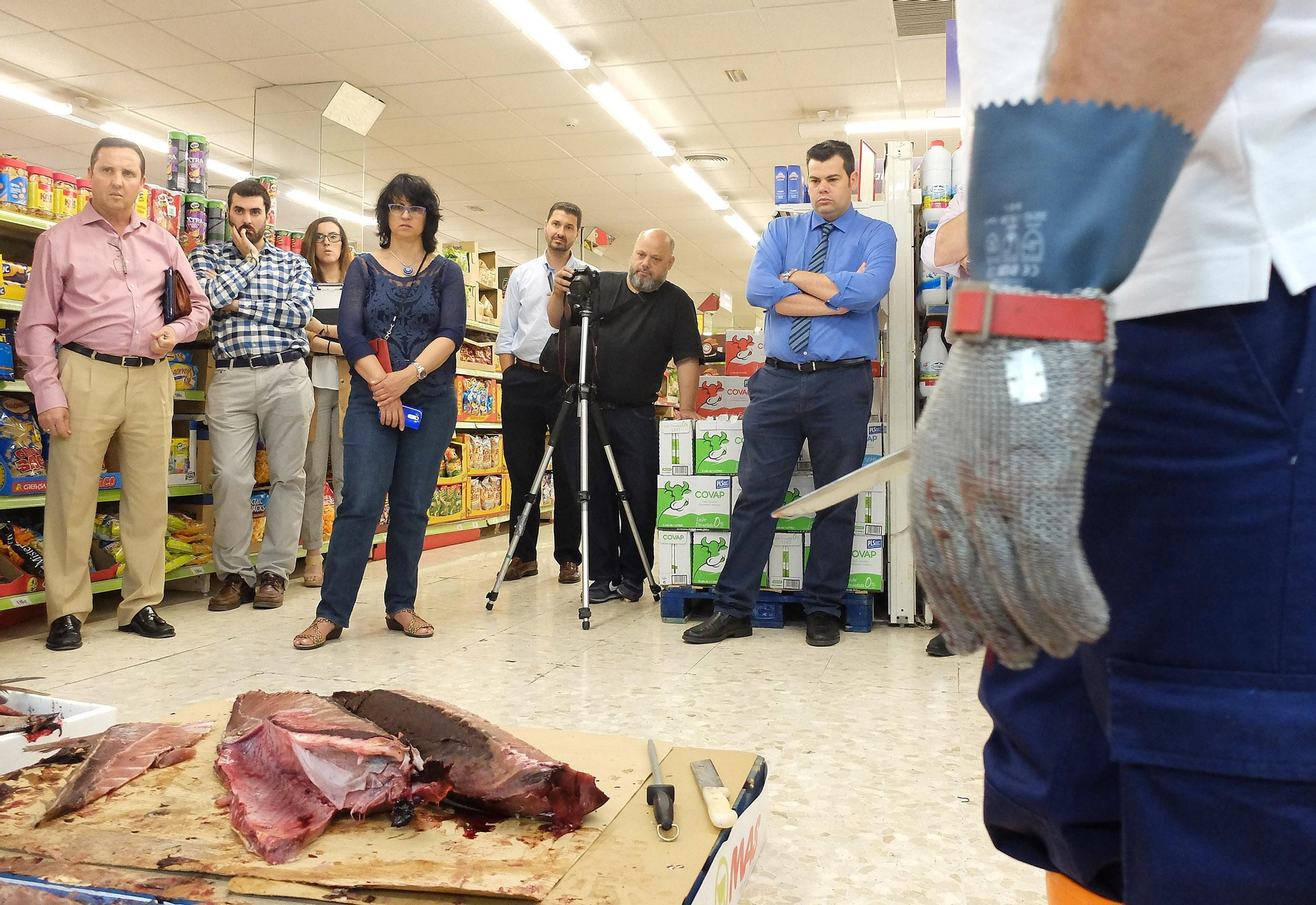Ronqueo de atún en un supermercado.