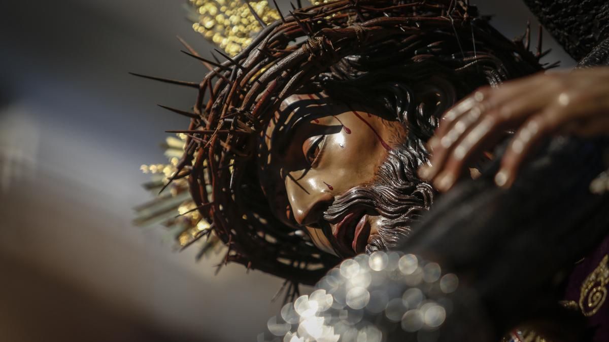 La procesión de la Hermandad de la Santa Faz, en imágenes