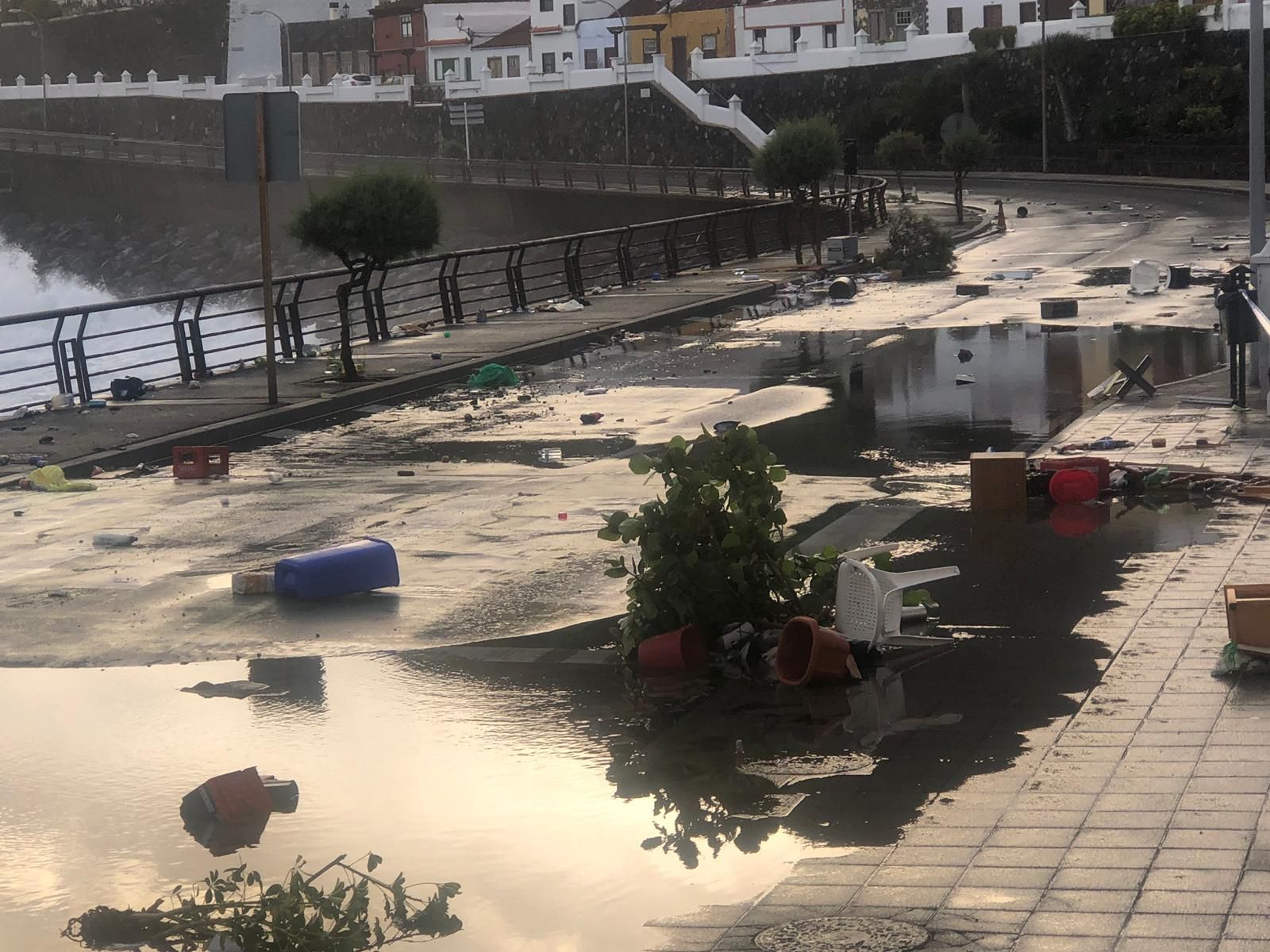 Más destrozos ocasionados por la entrada de las olas en la vía litoral