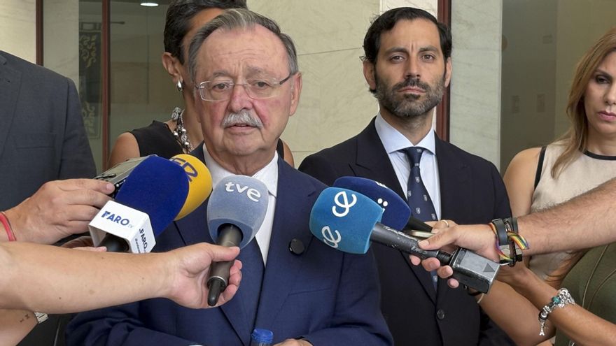 El presidente de Ceuta, Juan Jesús Vivas, tras su reunión con el ministro de Asuntos Exteriores, Unión Europea y Cooperación, José Manuel Albares. EFE/ Reduan