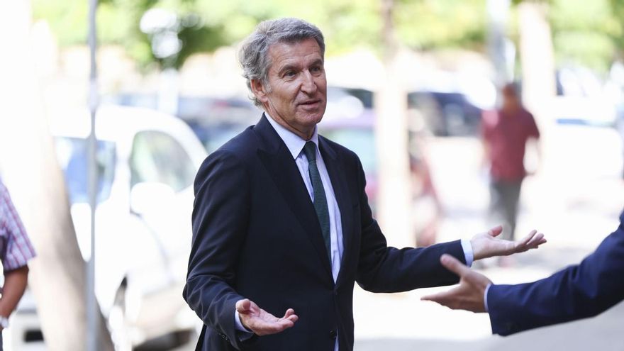 El presidente del Partido Popular, Alberto Núñez Feijóo, a su llegada a un acto organizado por la Asociación de Familias y Mujeres del Medio Rural (Afammer) con motivo del Día Internacional de las Mujeres Rurales, este viernes en Toledo.