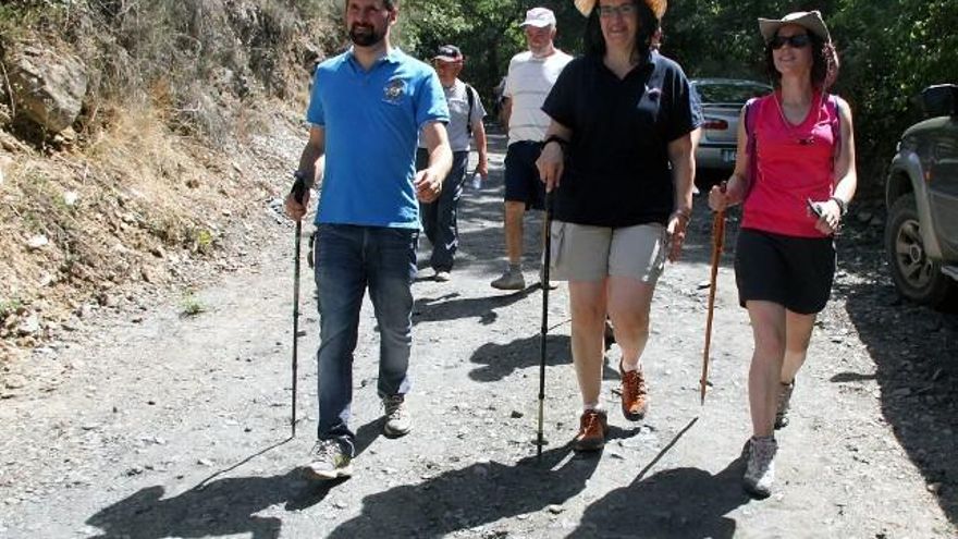 Peio García / ICAL El secretario General del PSOE de Castilla y León, Luis Tudanca (I), acompañado por la subdelegada del Gobierno Teresa Mata (C) y la alcaldesa de Villagatón, Carolina López(D), visita el monasterio de San Juan de Montealegre
