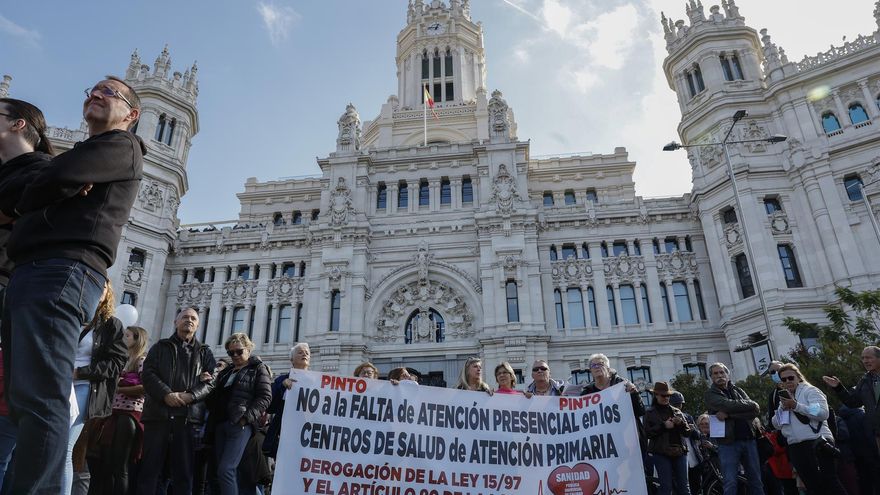 Una  de las pancartas a favor de la sanidad pública frente al Banco de España.