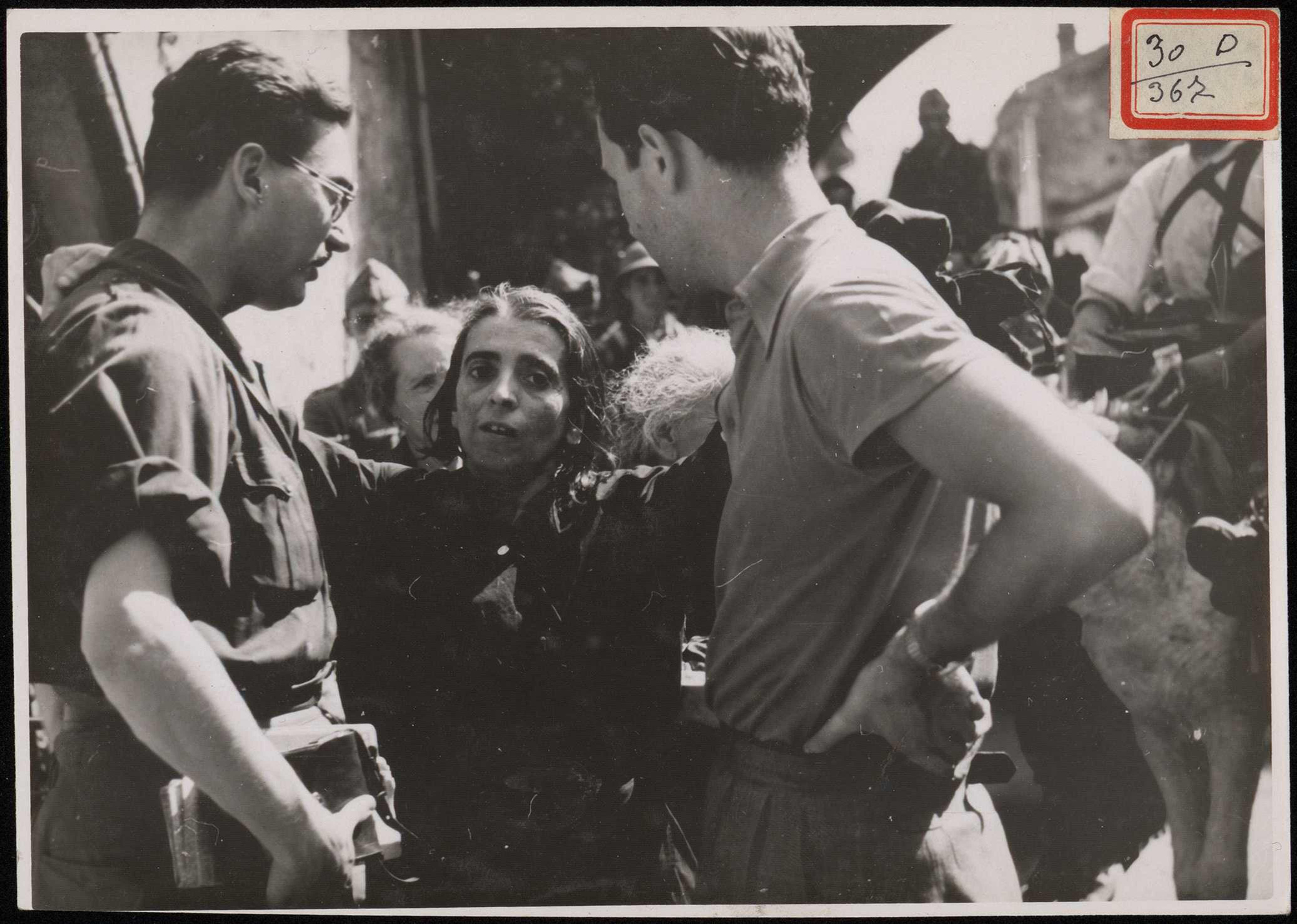 "Al llegar a su casa sus familiares le reciben emocionados y llorando". 24 de agosto de 1937.