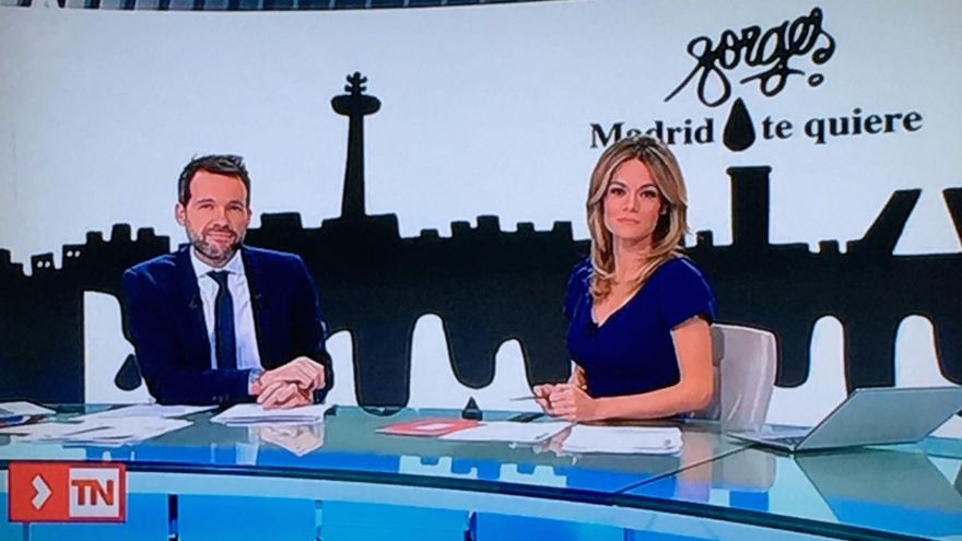 Javier Gómez y Rocío Delgado despiden el informativo con homenaje a Forges