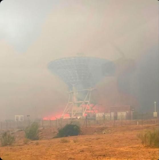 Llamas junto al Complejo de Comunicaciones de Espacio Profundo de la NASA