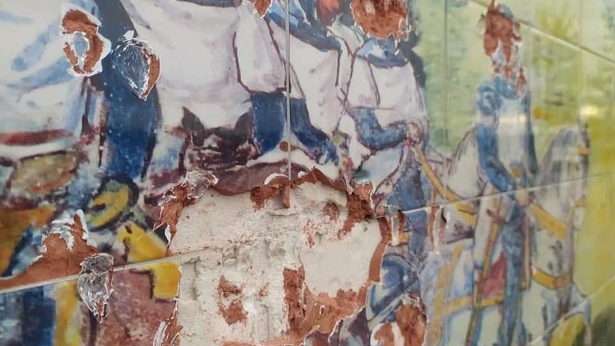 El mural de azulejos de Alfonso IX en Badajoz, parcialmente destrozado