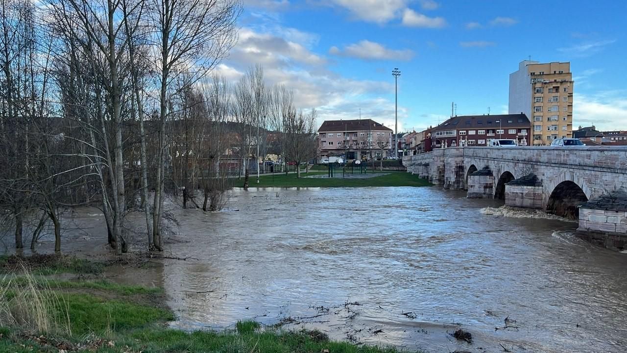 Inundación creciente, pero sin alerta de momento, en el río Torío junto al puente de Puente Castro.