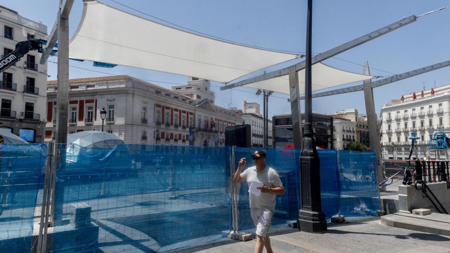 Instalación de unos toldos en la Puerta del Sol, a 20 de junio de 2025, en Madrid (España).