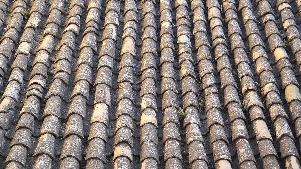 Fallece un trabajador de 25 años en Casas de los Pinos tras caerse de un tejado a cinco metros de altura