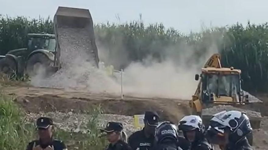 La Junta avisa a los antidisturbios para proteger un paso sobre el río que facilita la obra de la gran depuradora de Málaga