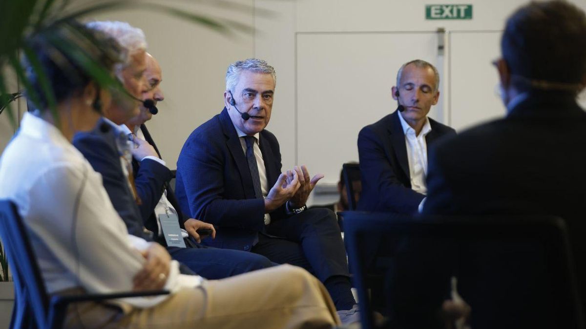 Sergio Bertrán, gerente de la Confederación de Asociaciones Empresariales de Balears (CAEB), en el centro