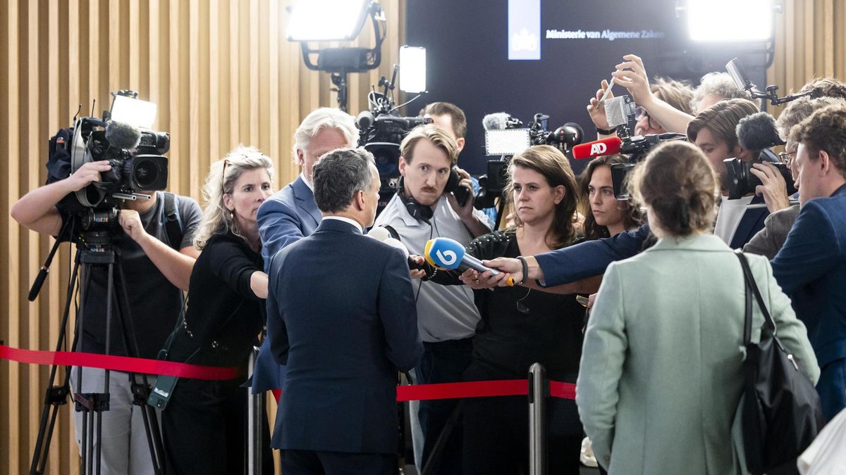 El todavía ministro de Asuntos Exteriores neerlandés, Caspar Veldkamp, habla con la prensa en La Haya, el 22 de agosto de 2025.