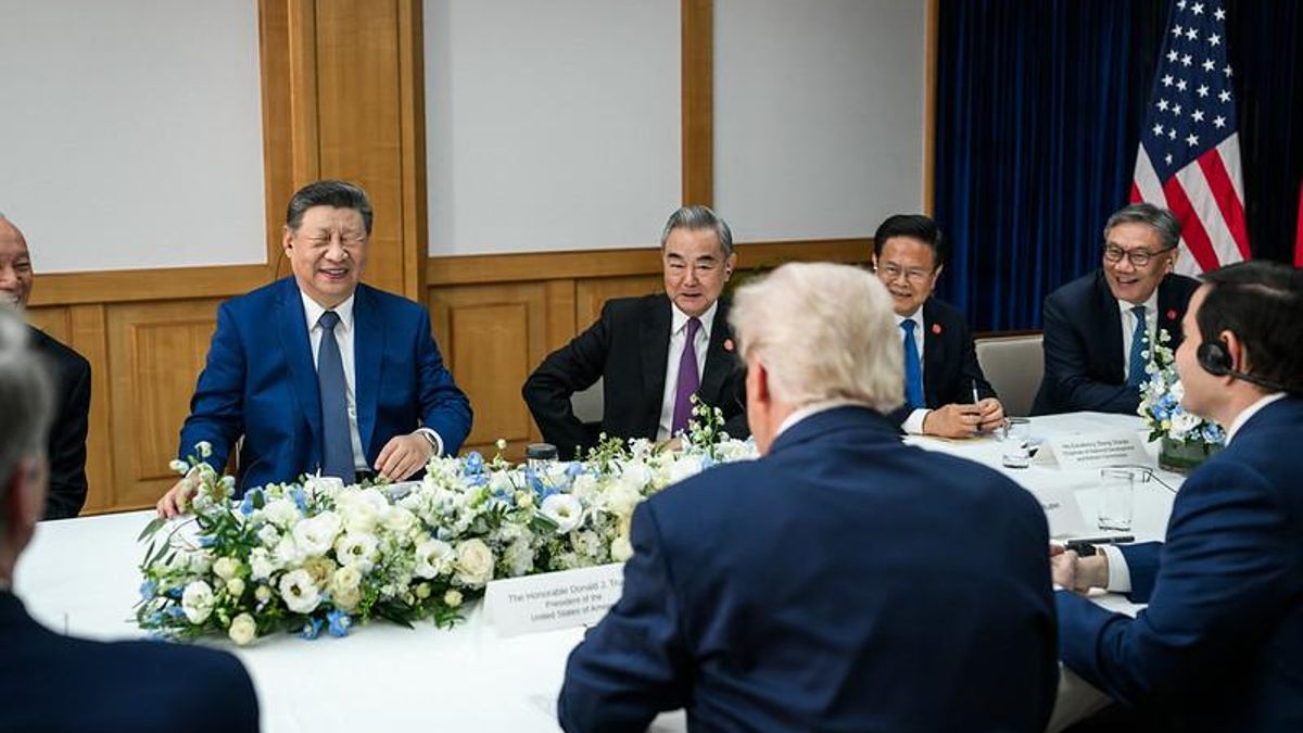 Trump viaja a China con la cara roja del bofetón iraní