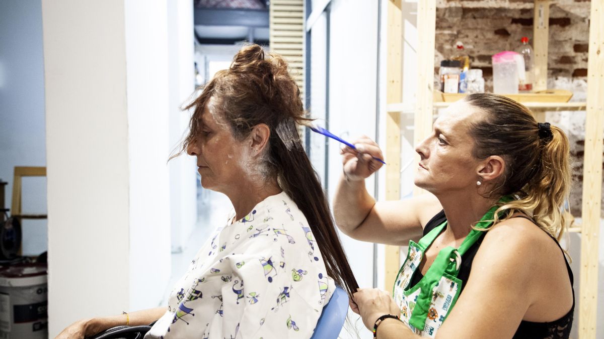 Las mujeres que usan el equipamiento se cortan el pelo y se tiñen entre ellas.