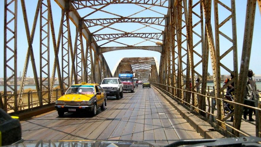 Cruzando el Puente Faidherbe.