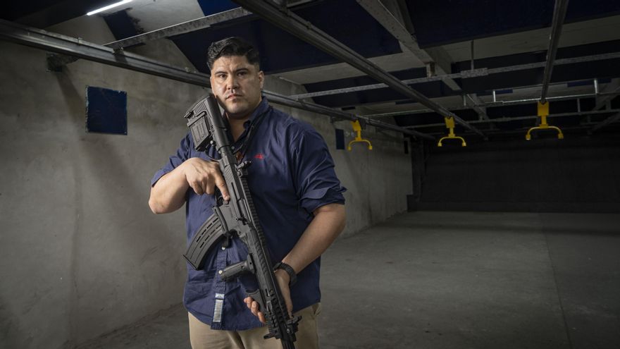 Es exmilitar, le enseña a disparar a Santiago Caputo y defiende la libre portación: “Por mí, Argentina sería Texas”
