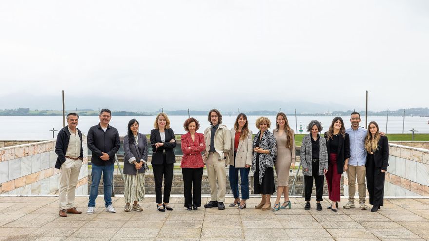 La directora general de Cultura, Eva Guillermina Fernández, presenta en rueda de prensa la zarzuela ‘La verbena de la Paloma’ junto a la directora musical, Lucía Marín; la directora de escena, Nuria Castejón, y el elenco protagonista