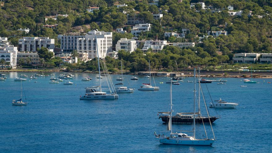 Uno de cada cinco yates fondea ilegalmente sobre la posidonia en Ibiza