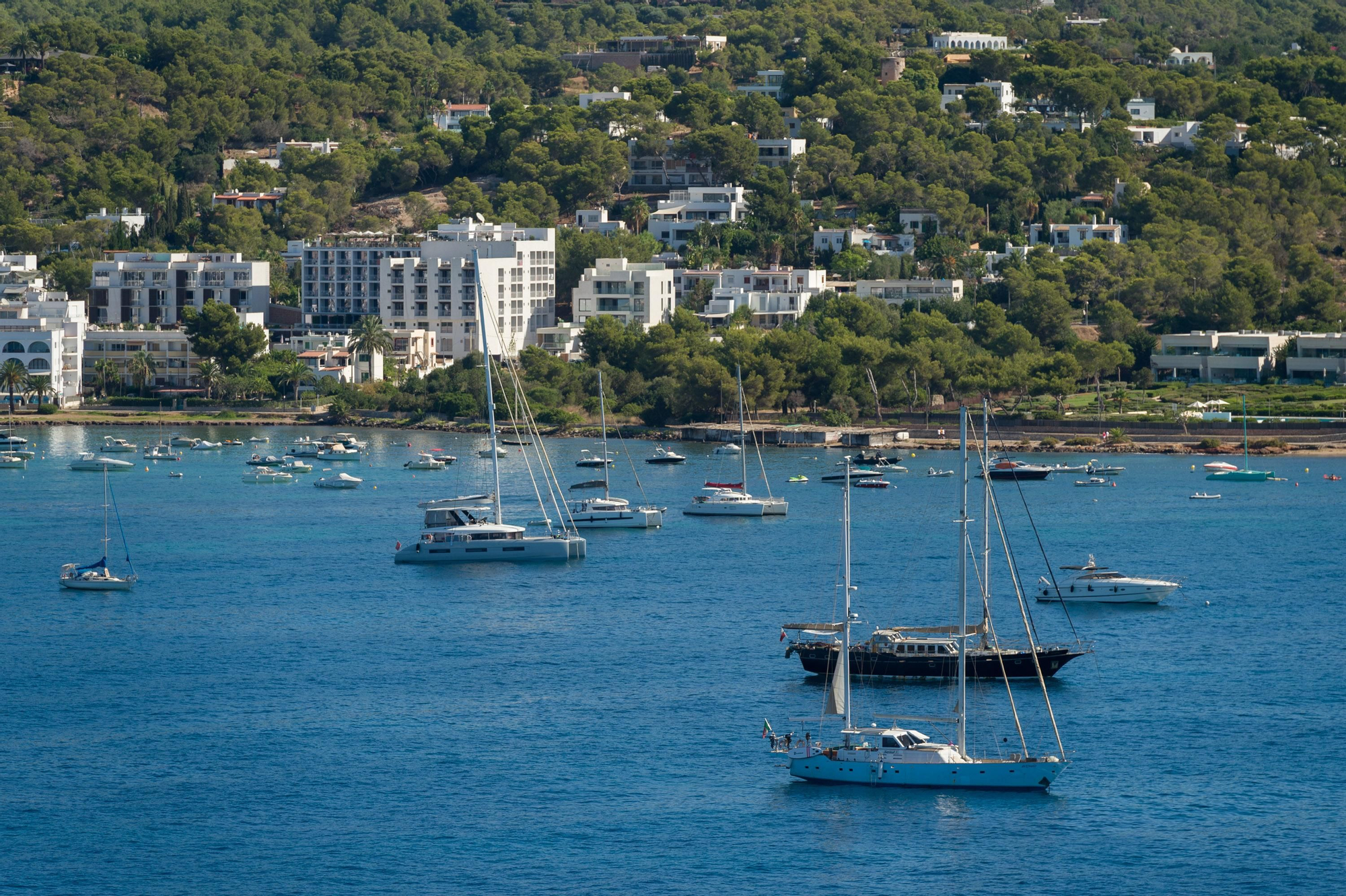 Vaixells fondejats a la platja de Talamanca, on es troba l'hotel Corsari