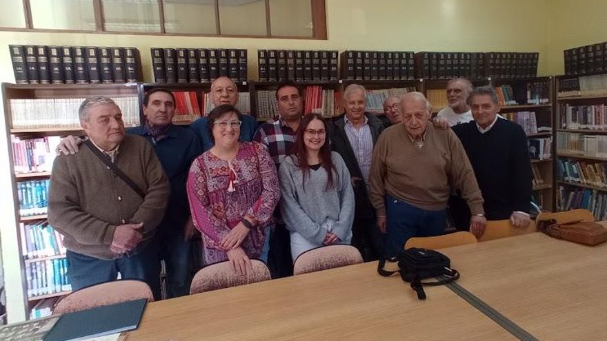 Luis Miguel Torre, cuarto en la linea posterior, junto a otros escritores entregando obras a la biblioteca de Caboalles.