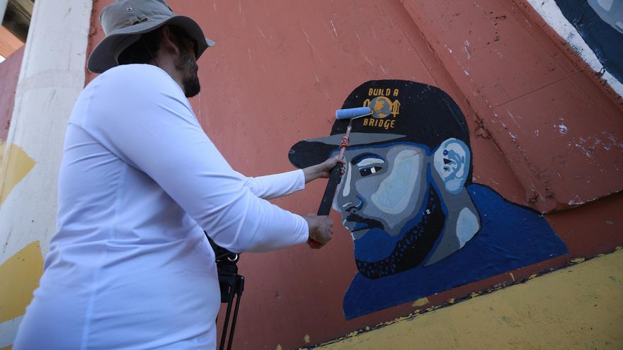 Una artista mexicoestadounidense denuncia las deportaciones con un mural en la frontera