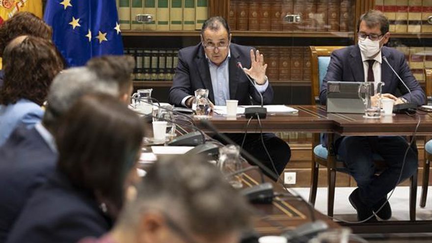 El consejero de Sanidad del Gobierno de Canarias, Blas Trujillo,  en la Comisión de Sanidad. (EFE/Miguel Barreto)