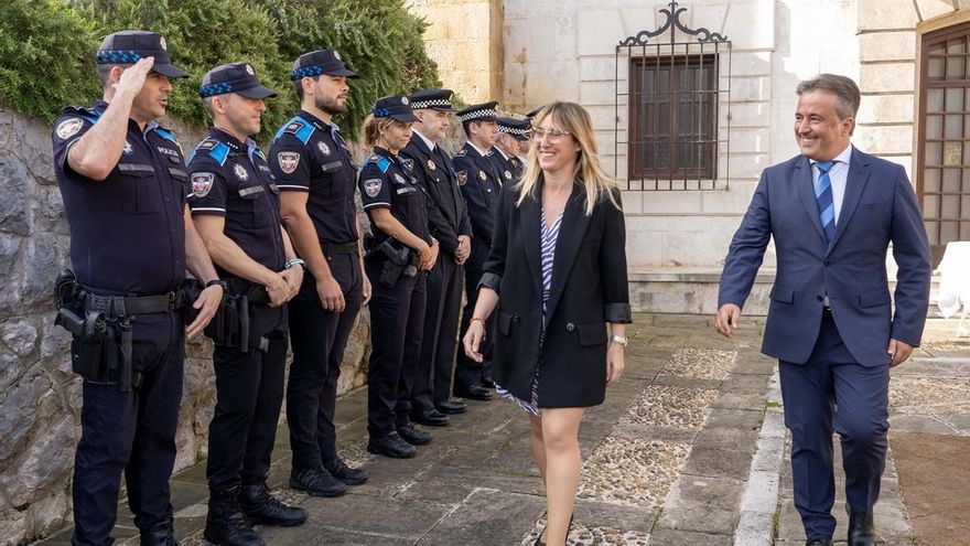 Archivo - El alcalde de Camargo, Diego Movellán, con la exdelegada del Gobierno, Eugenia Gómez de Diego