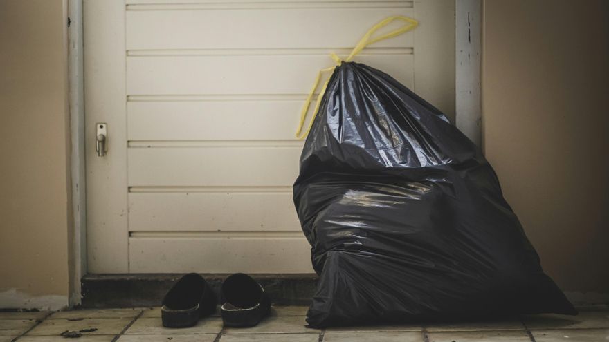 Qué dice la Ley de Propiedad Horizontal sobre los vecinos que dejan siempre la basura en el rellano, según un experto