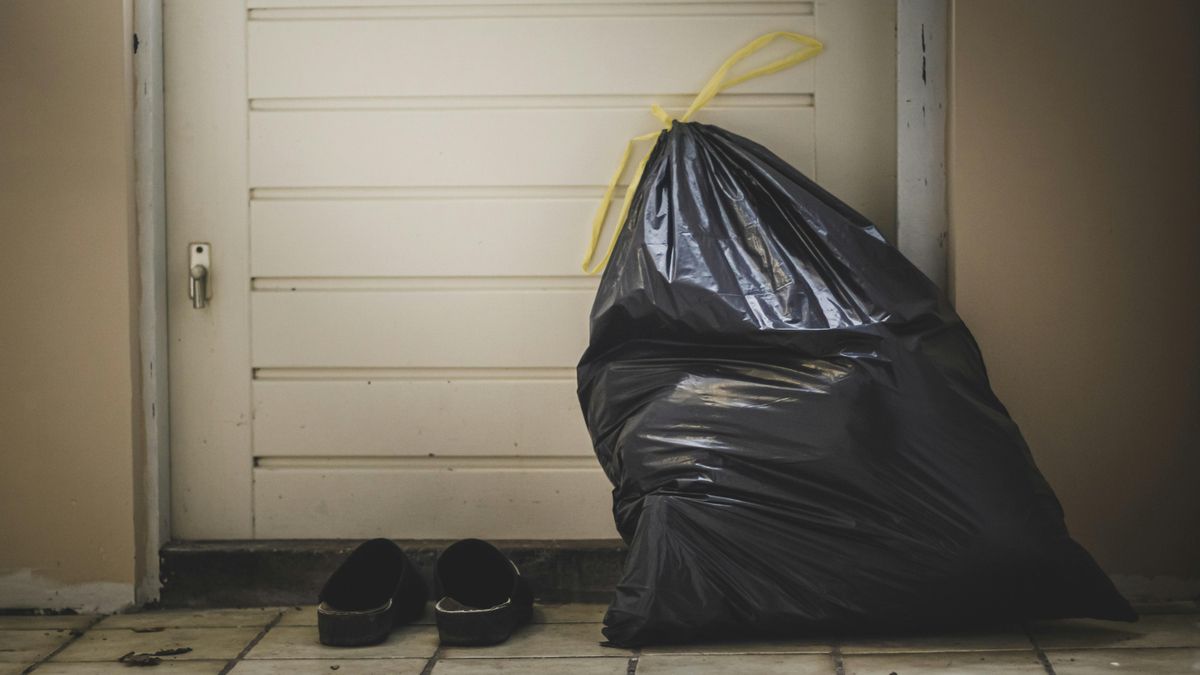 Qué dice la Ley de Propiedad Horizontal sobre los vecinos que dejan siempre la basura en el rellano, según un experto