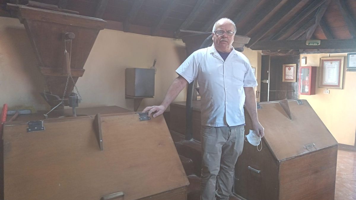 Jose, que se jubila este julio, lleva trabajando desde los 14 años en este molino de gofio.